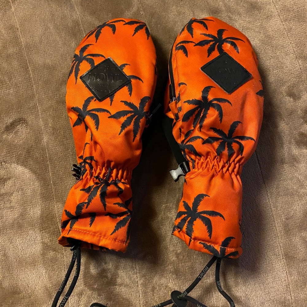 HOWL MITTENS